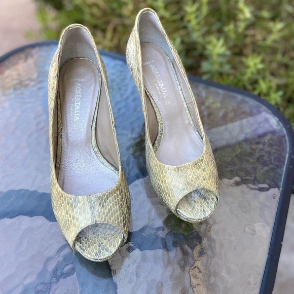 Aquatalia Rio-V Peep Toe Pumps, 7.5 - Picture 2 of 11